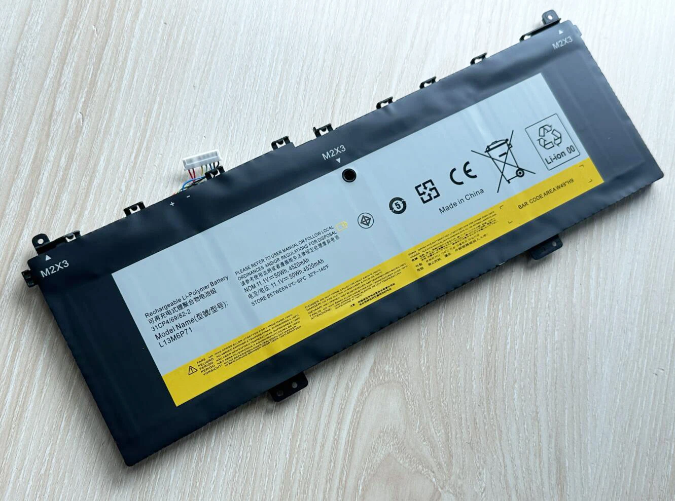 Una batería negra y amarilla con una pegatina