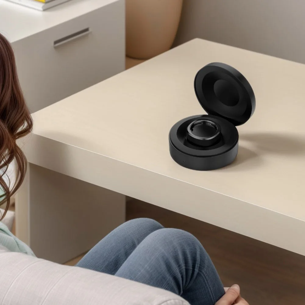 Una mujer sentada en un sofá con un altavoz negro en una mesa frente a ella