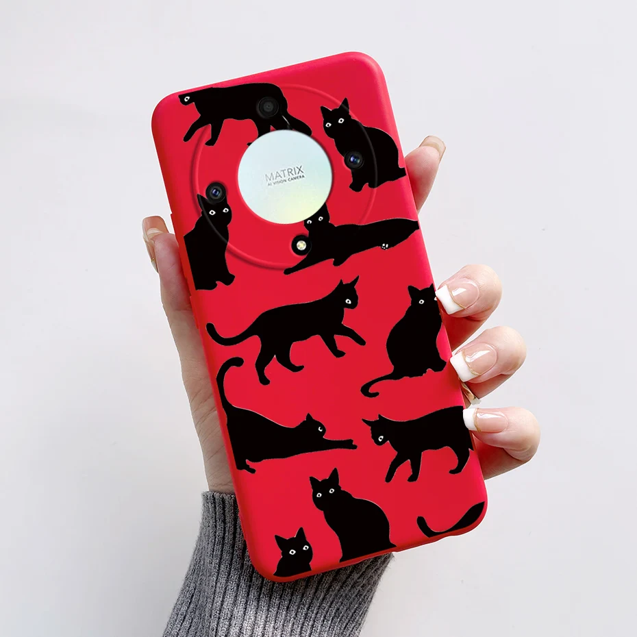 Una persona que sostiene un teléfono con celda roja con gatos negros