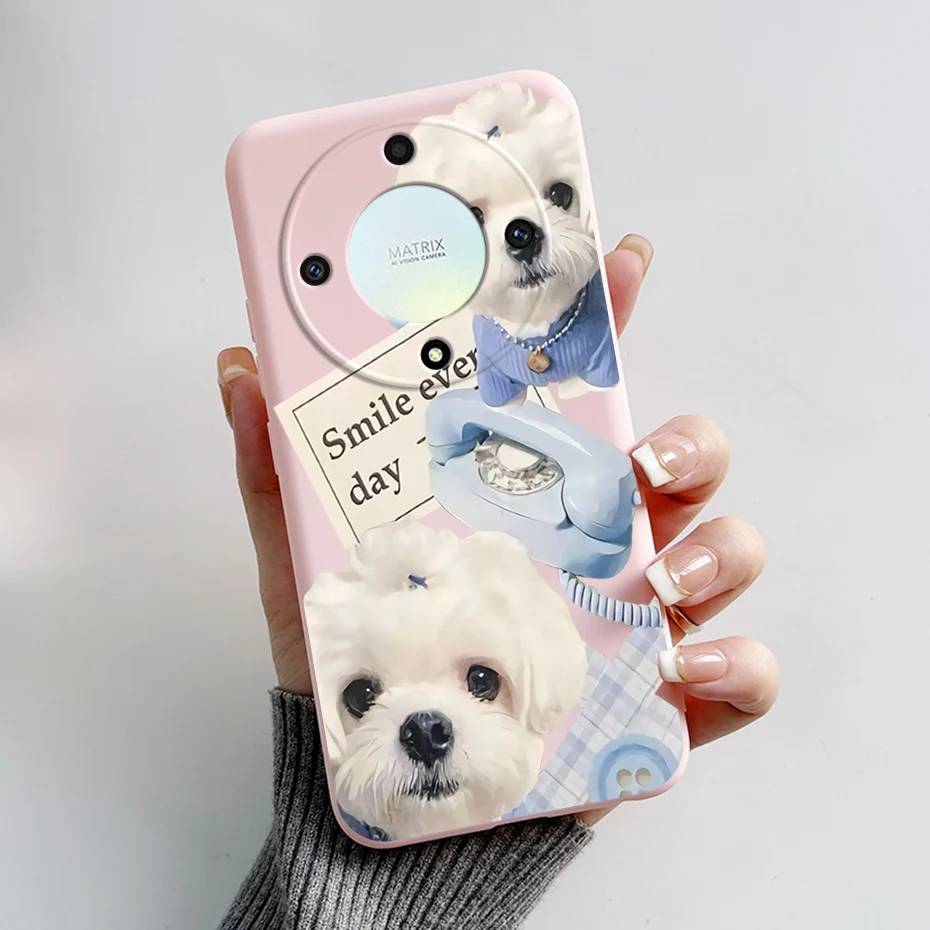 Una caja de teléfono rosa con un perro