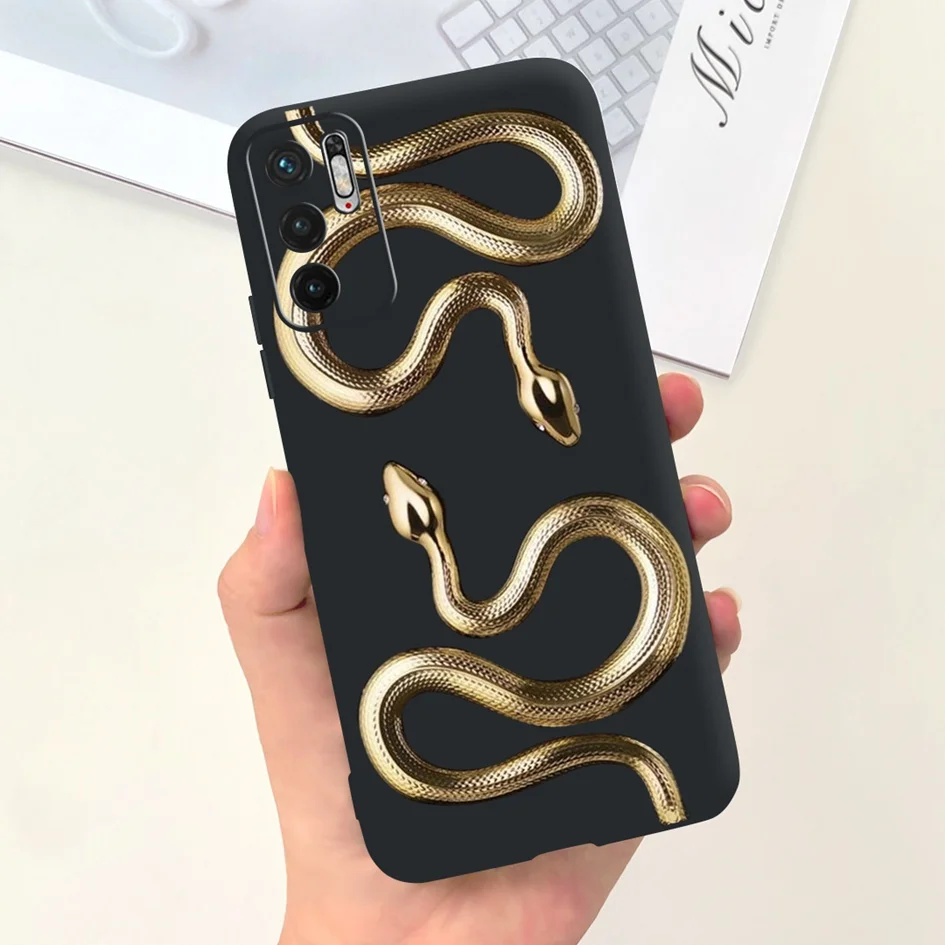 Una persona que sostiene un teléfono celular con estuche de serpiente