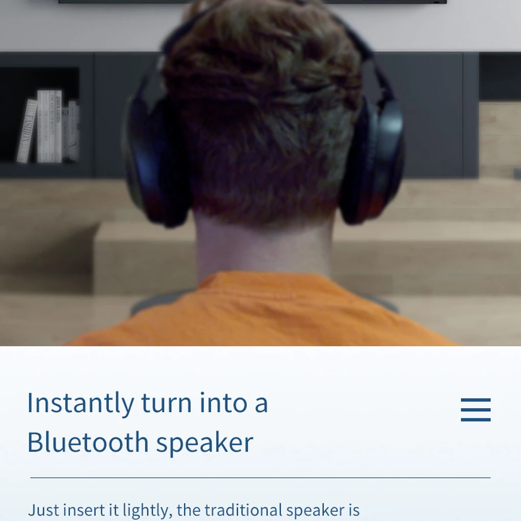 Un hombre con auriculares y una camisa naranja