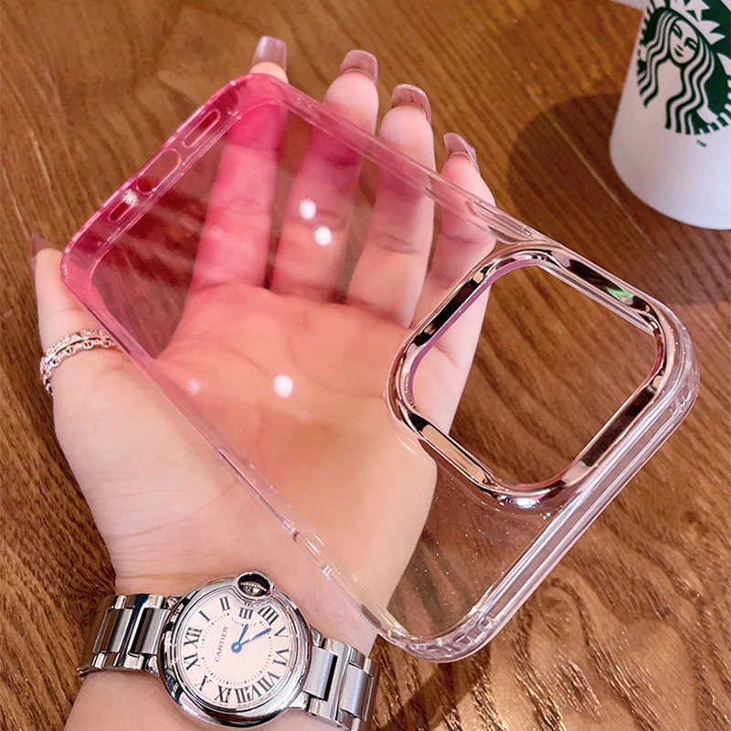 Una mujer sosteniendo un estuche rosa con un reloj en su muñeca