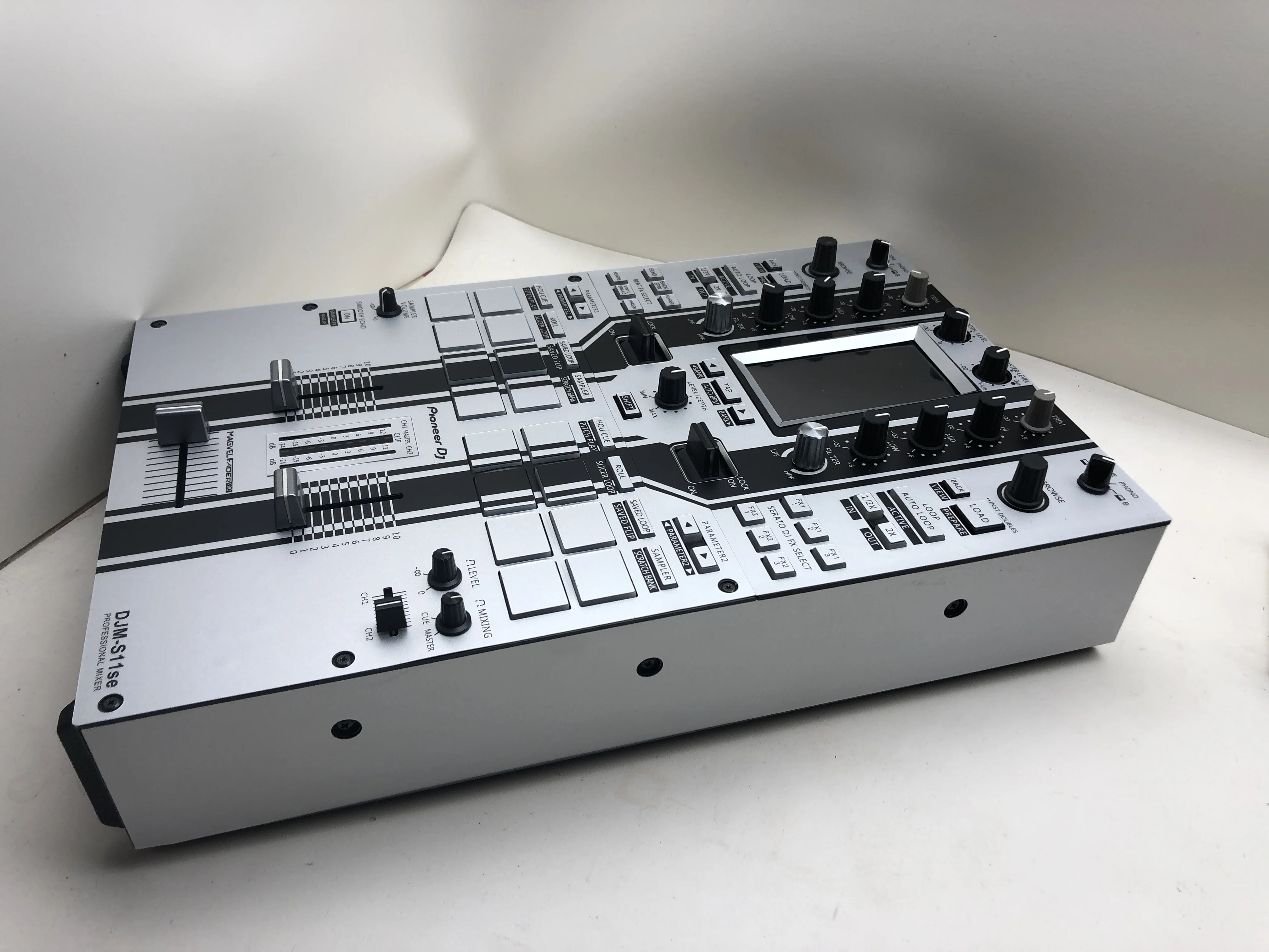 Película para consola mezcladora Pioneer DJM-S11 totalmente rodeada por película protectora de tira de borde negro plateado perla. No Panel de hierro - imagen 3