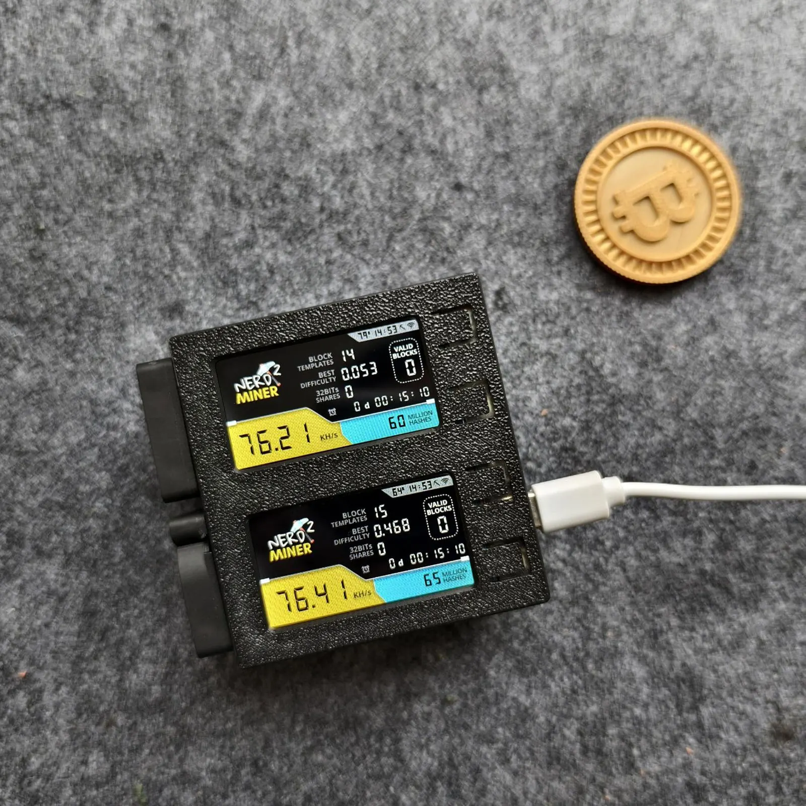 NerdMiner V2 DUO 156KH/s Solo Bitcoin Miner Bitcoin Lottery Miner (negro/blanco/naranja/carcasa cian) con 2 ventiladores 2 pantallas - imagen 2