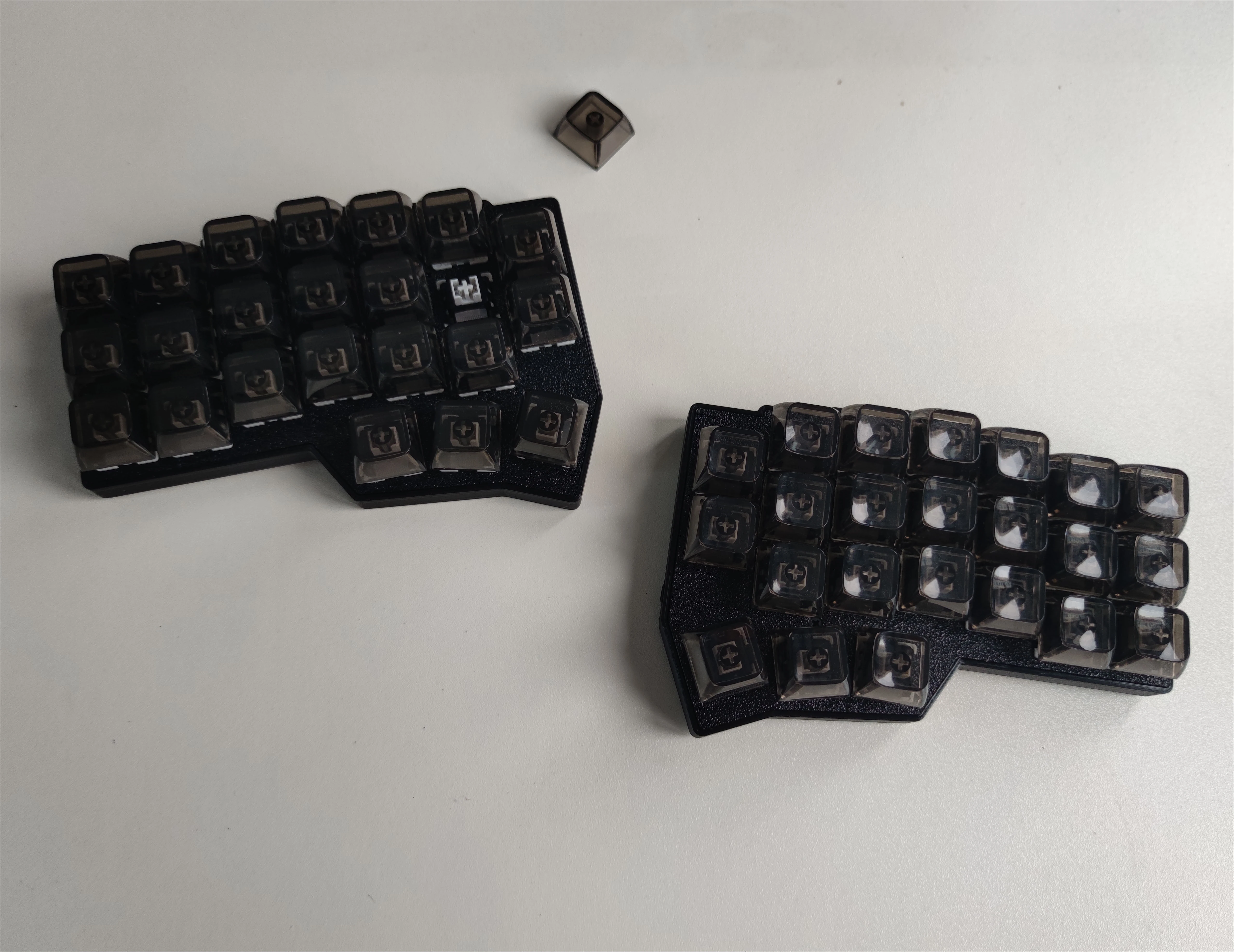 Teclado dividido con cable Corne V4, teclado mecánico personalizado RGB de intercambio en caliente Corne Split para teclas VIAL Keymap, teclas transparentes negras - imagen 4