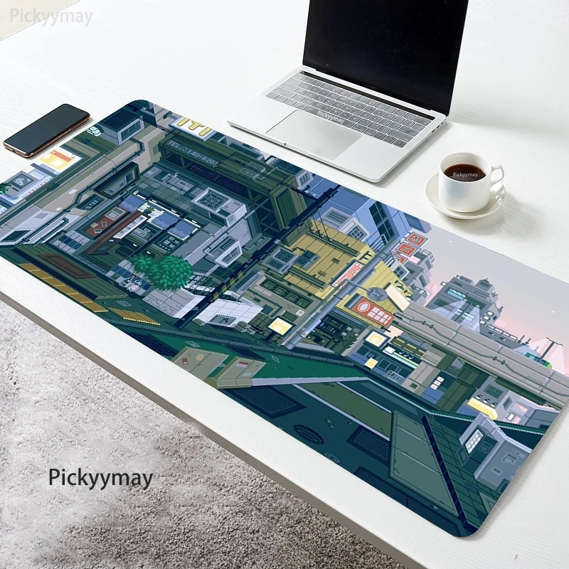 Una almohadilla de ratón con una ciudad y una computadora portátil y una taza de café en una mesa