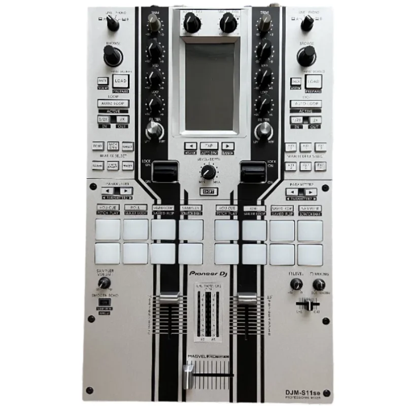 Película para consola mezcladora Pioneer DJM-S11 totalmente rodeada por película protectora de tira de borde negro plateado perla. No Panel de hierro