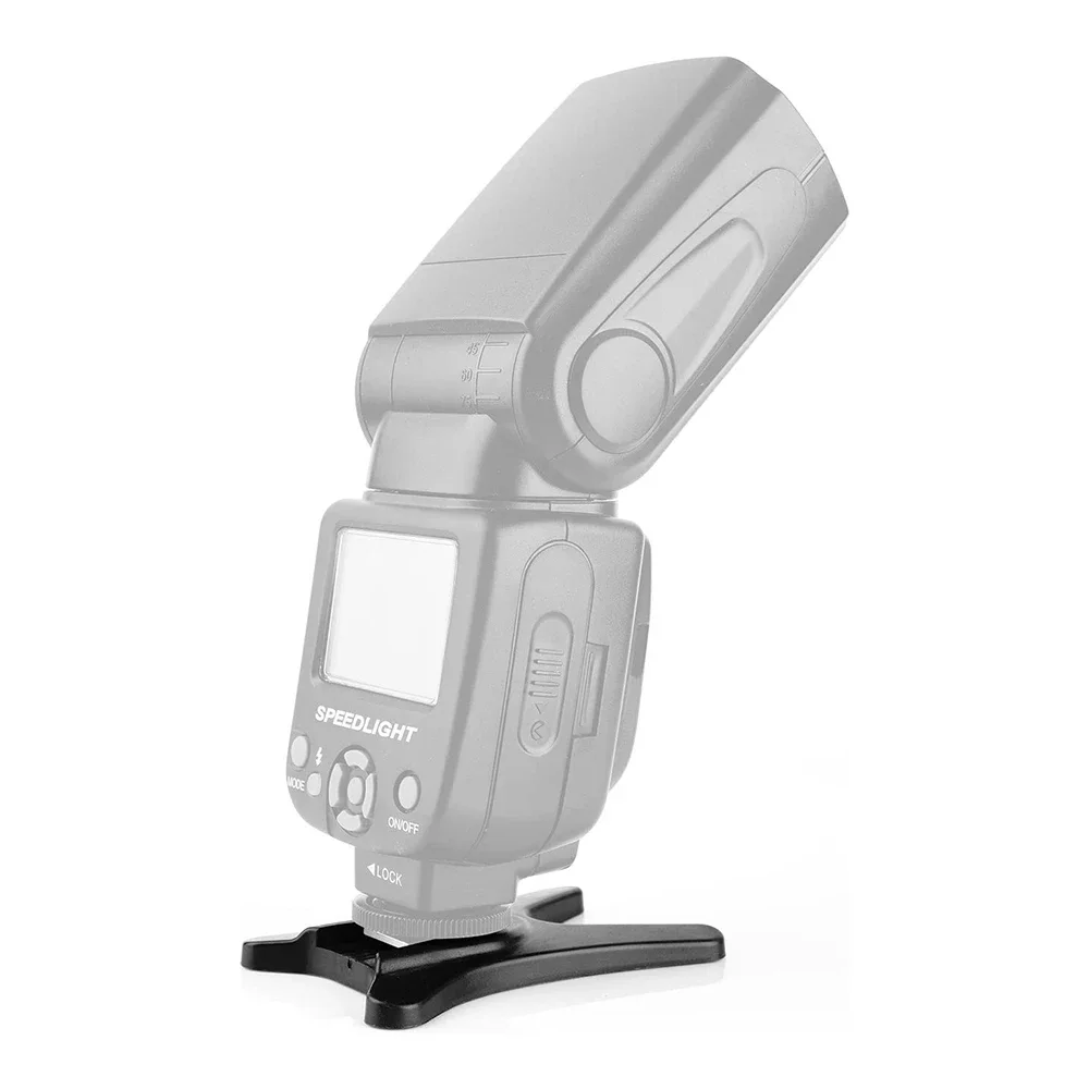 Una cámara plateada con un soporte negro