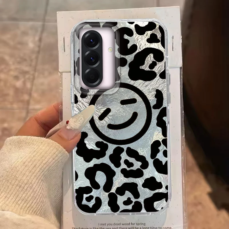 Para Samsung Galaxy A56 A55 A54 A53 A35 A36 A34 A07 A17 A06 A25 A16 A26 A22 A32 A15 funda de teléfono con patrón de vórtice de cara sonriente negra