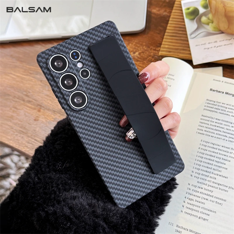 Funda de lujo con correa para muñeca de silicona con diseño de fibra de carbono para Samsung Galaxy S25 S24 S23 Ultra Plus, cubierta fina de PC dura a prueba de golpes