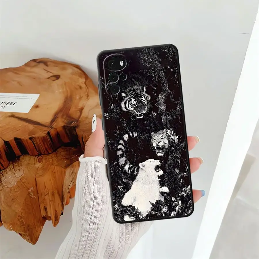 Funda de teléfono suave negra con diseño de leopardo y tigre de dibujos animados para Motorola Mot G22 Edge40 G71 G52 G50 G60s G51 G73 G60 G32 Edge 20 Pro 30 - imagen 3