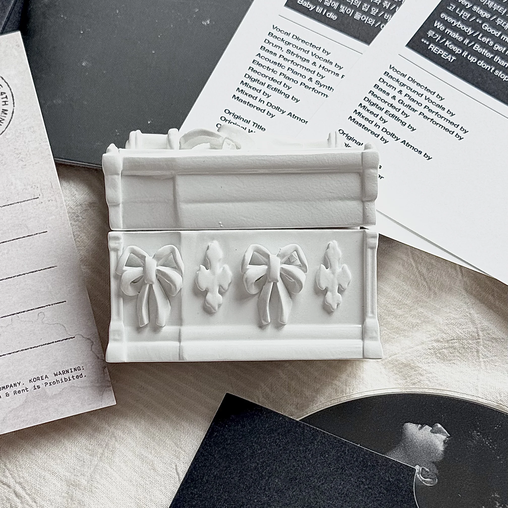 Funda para auriculares de ataúd pequeño, funda decorativa para auriculares de resina 3d en blanco y negro, funda protectora diseñada personalizada para Airpod Pro Y2K - imagen 3