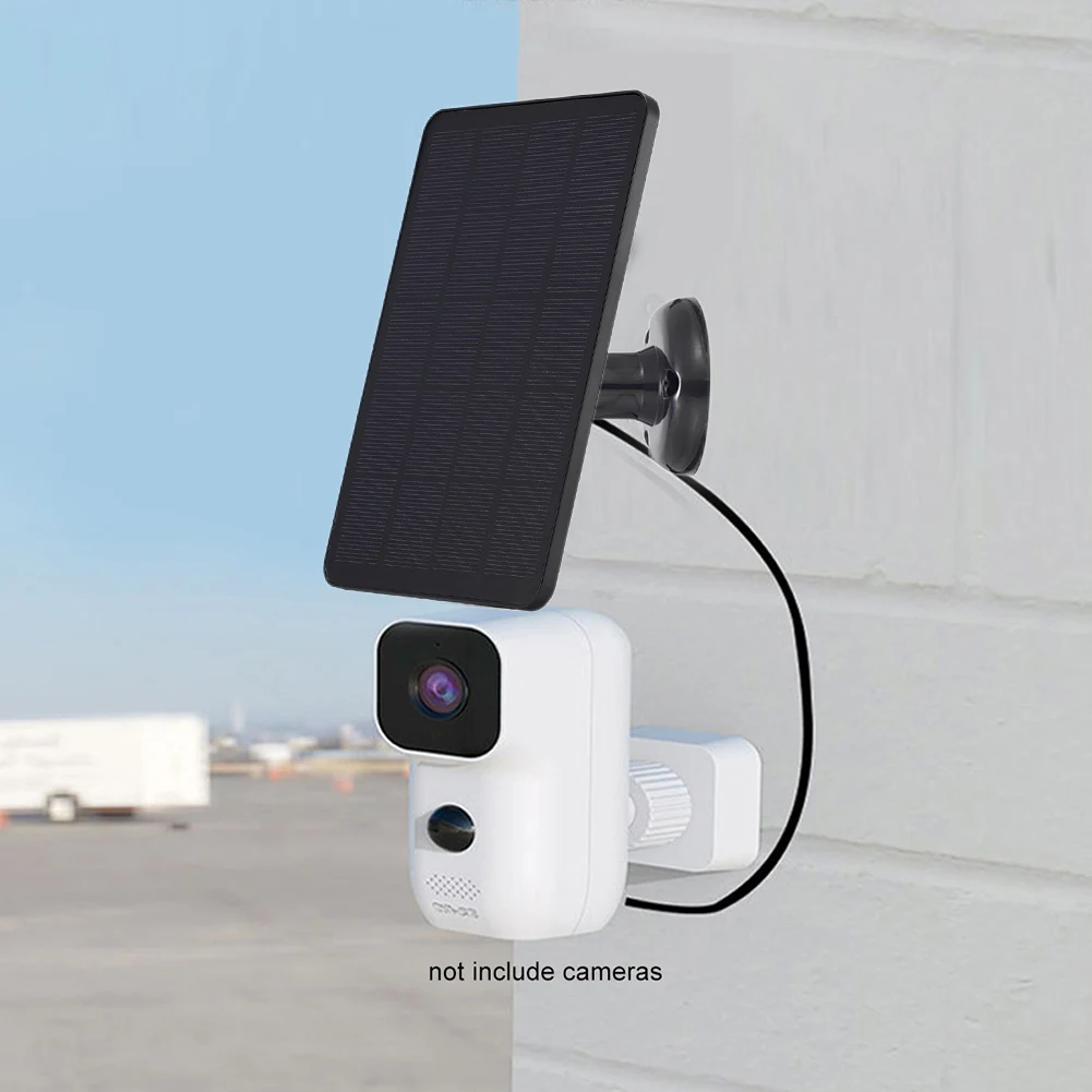 Un panel solar está unido a una pared con una cámara y un altavoz