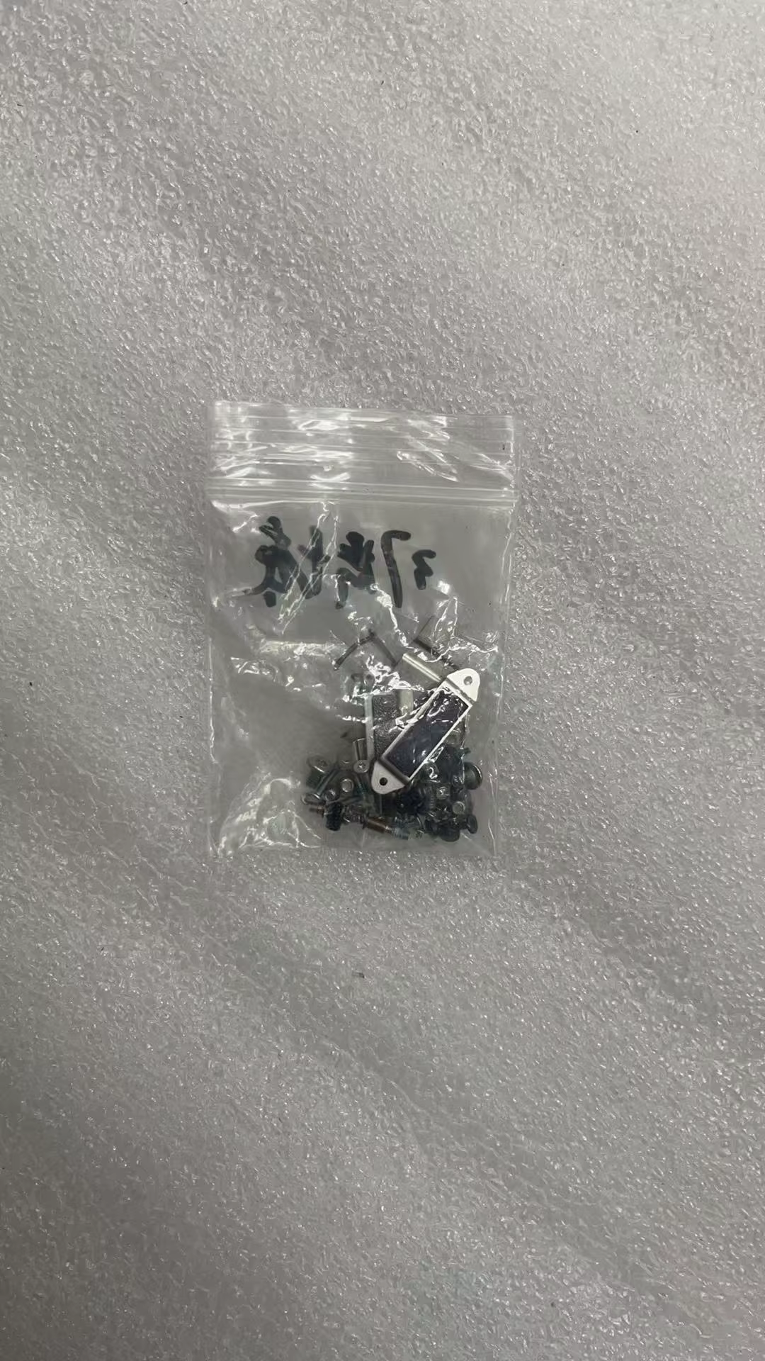 Tornillos Internos MacBook Air A1932 A2337 – Plástico y Hierro - imagen 3