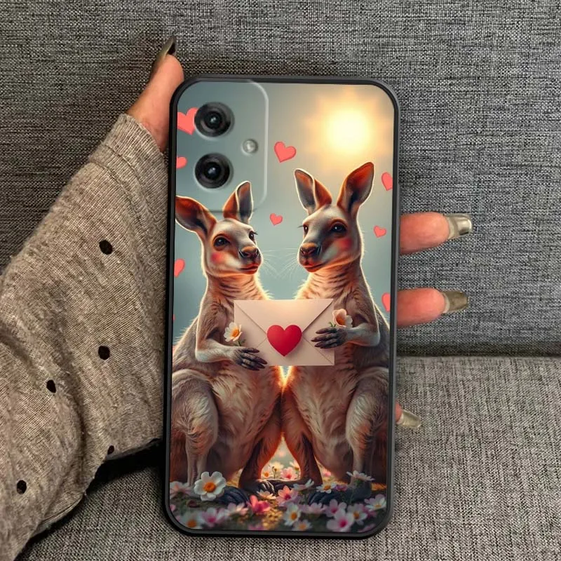 Funda de teléfono negra con diseño de gato y flores de dibujos animados populares para Motorola G85 Edge 50 G24 G35 G14 G04 40 G72 G34 G31 G Stylus G54 G13 G32 5G - imagen 3