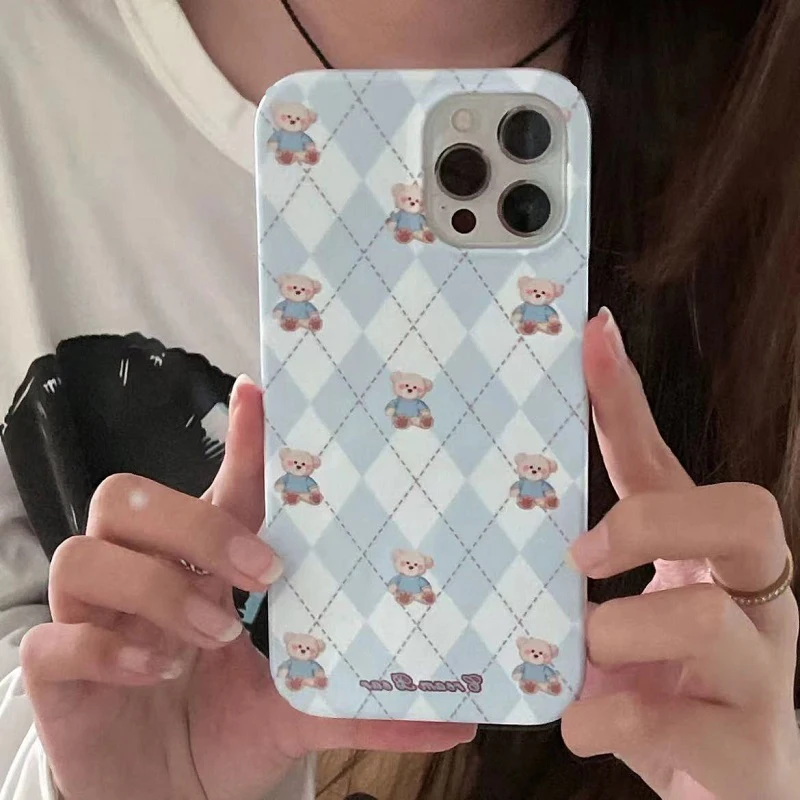 Funda de teléfono a cuadros azules con bonito oso para iPhone 16 15 14 13 12 11 Pro Max XS XR XSMax 6 7 8 Plus, funda dura HD brillante para PC