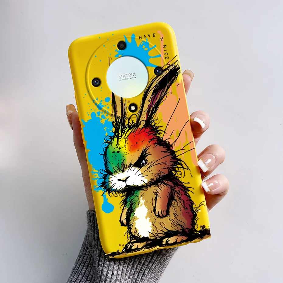 Una persona que sostiene un teléfono celular amarillo con un conejo