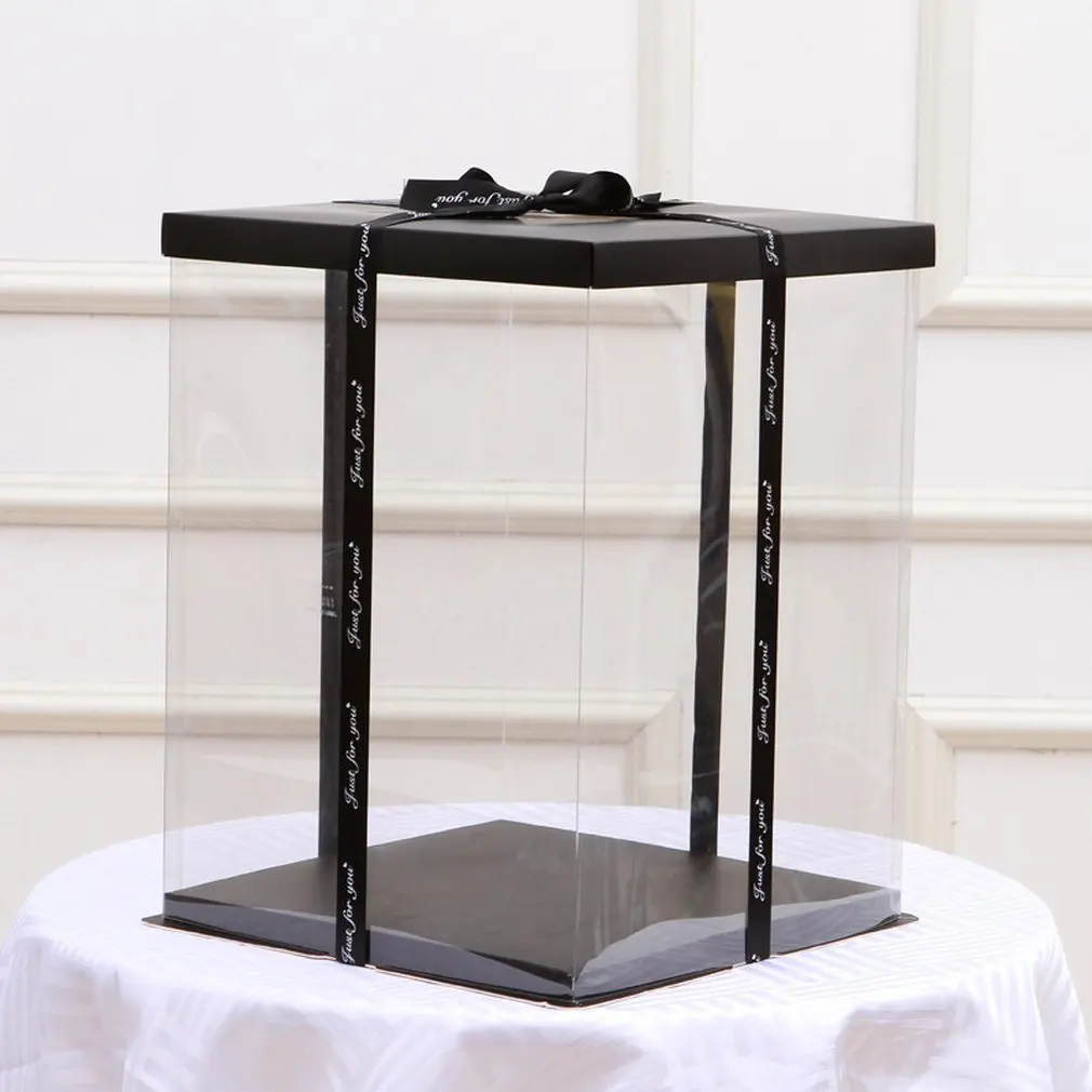 Una caja negra con una cinta negra encima de una mesa