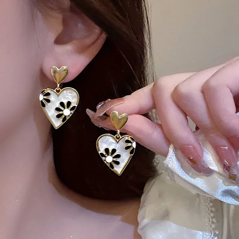 Pendientes de mujer en forma de corazón con flor Retro a la moda, pendientes esmaltados con patrón de Margarita, regalos de joyería de fiesta para mujer - imagen 4