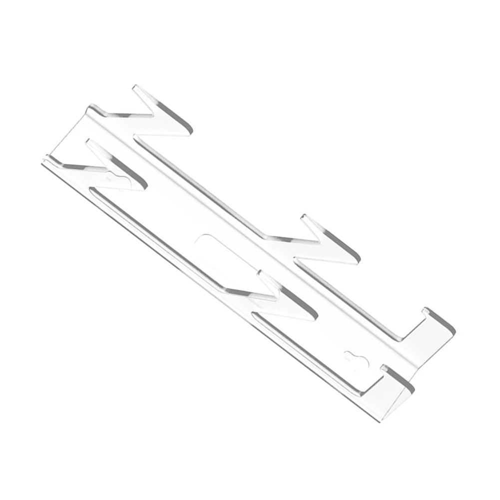 Una pieza de metal plateado con las letras n y w sobre ella