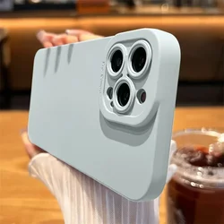 Funda de silicona mate para iPhone con protección de cámara