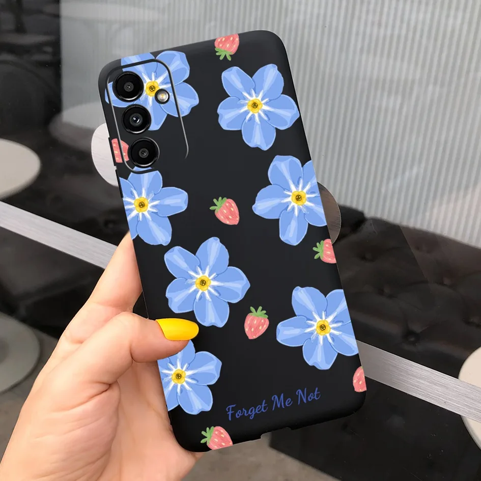 Una persona que sostiene un teléfono celular con una caja de flores azules