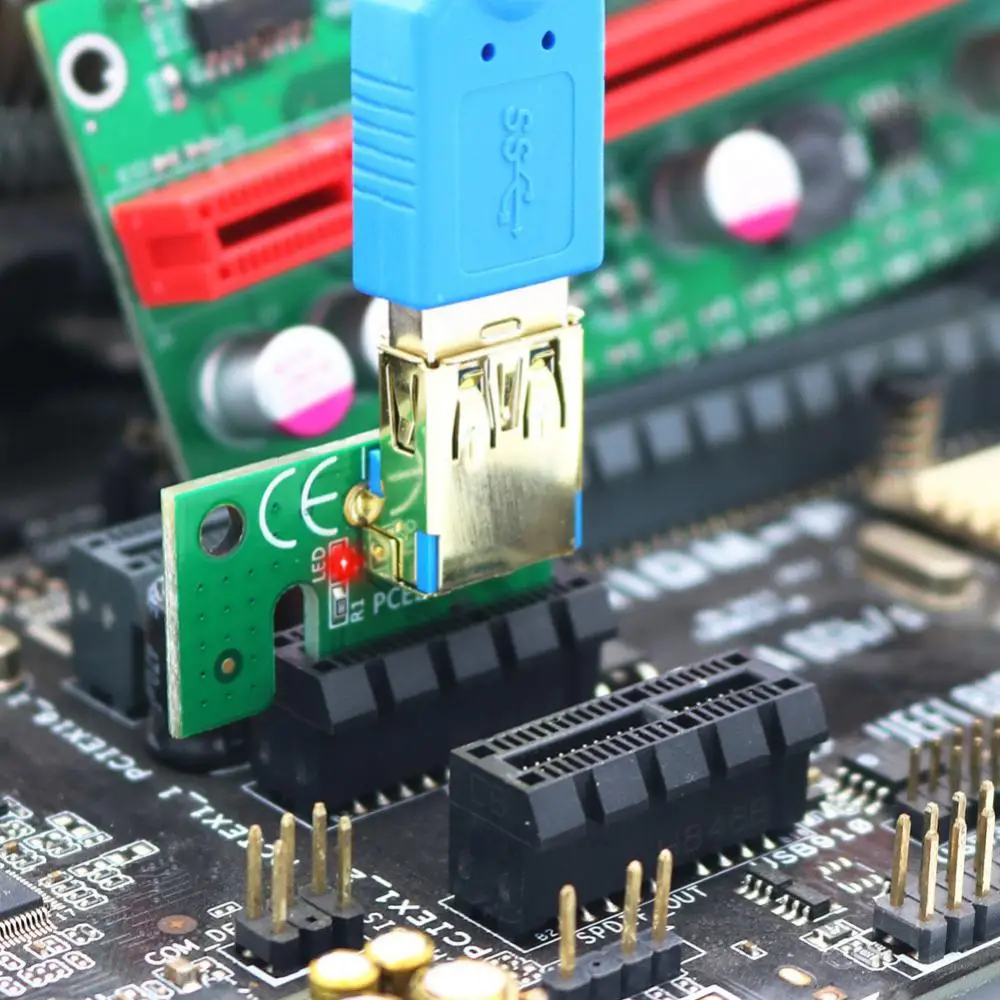 Un conector azul y dorado está conectado a una placa de computadora