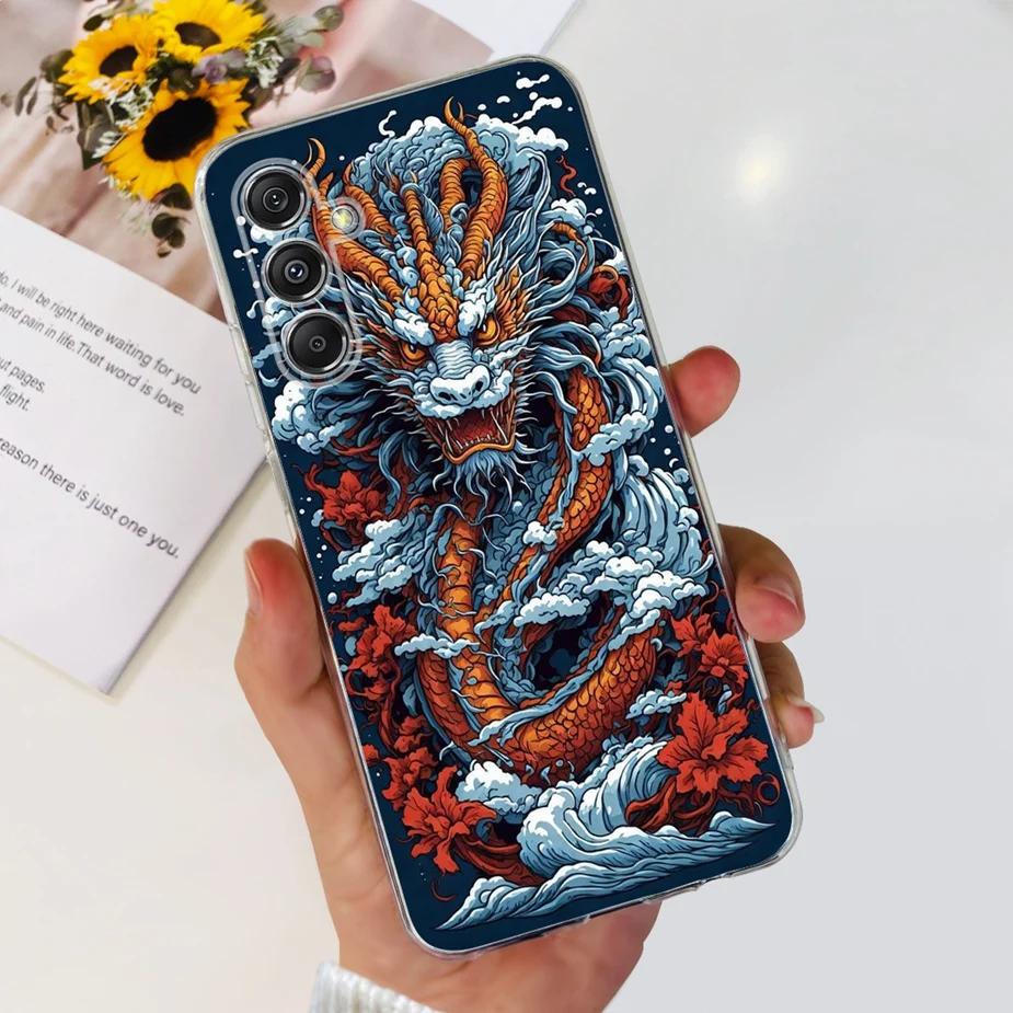 Una persona que sostiene un teléfono celular con un dragón