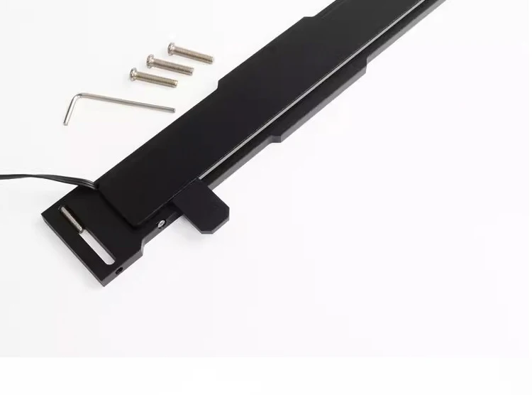 Un soporte de monitor de computadora negro con tornillos