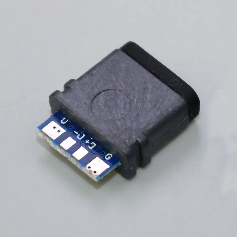 Un pequeño dispositivo negro con un conector azul