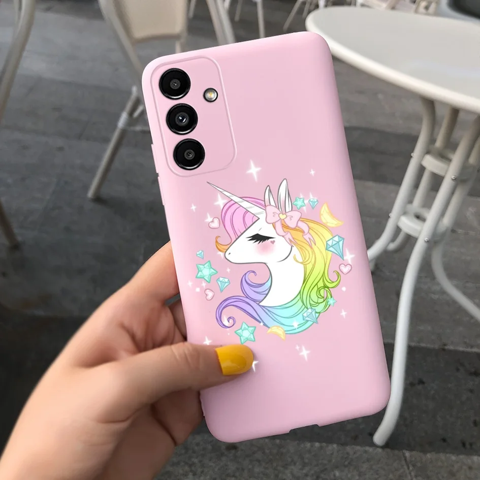 Una caja de teléfono rosa con un unicornio