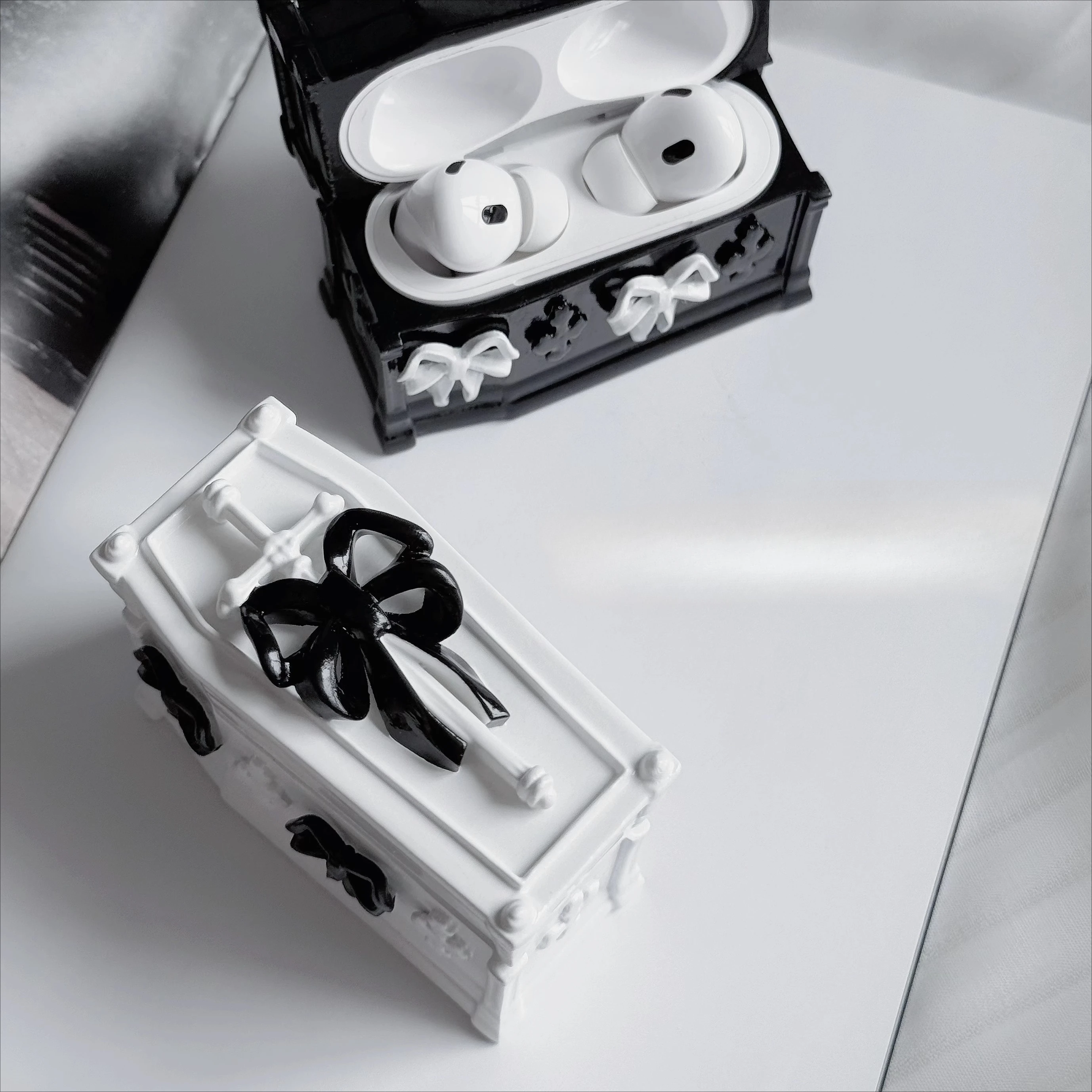 Funda para auriculares de ataúd pequeño, funda decorativa para auriculares de resina 3d en blanco y negro, funda protectora diseñada personalizada para Airpod Pro Y2K