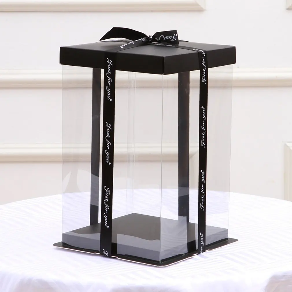 Una caja negra con un arco en la parte superior