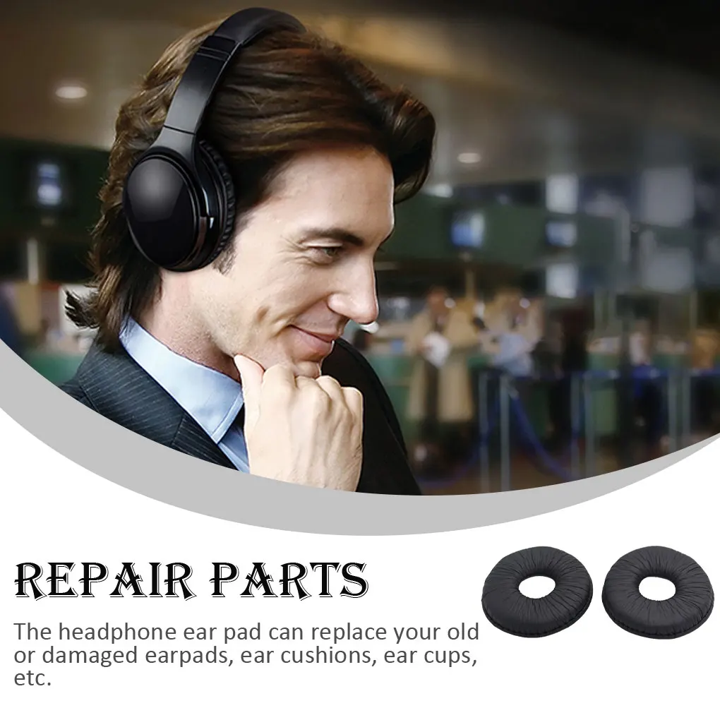 Un hombre con auriculares y una chaqueta de traje