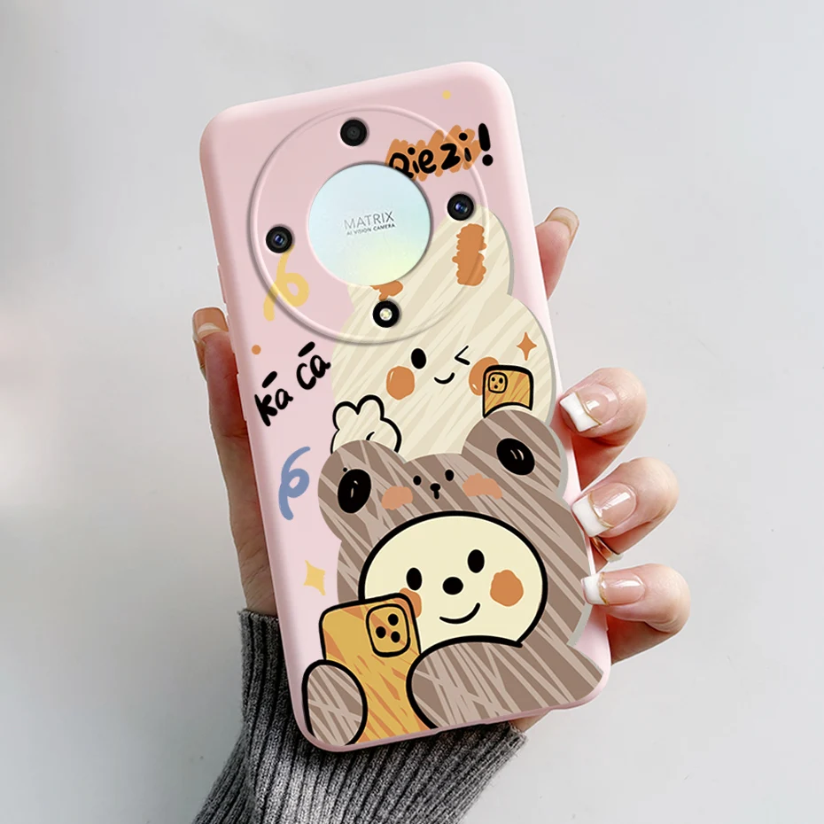 Una persona que sostiene un teléfono celular rosa con un oso de dibujos animados