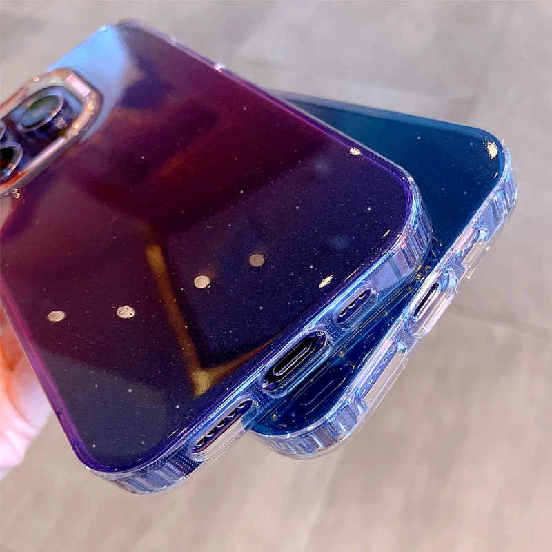 Una persona sostiene un teléfono celular morado y azul.