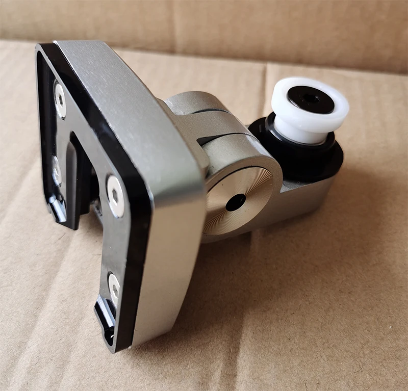 Un objeto de metal plateado con una rueda blanca sobre él