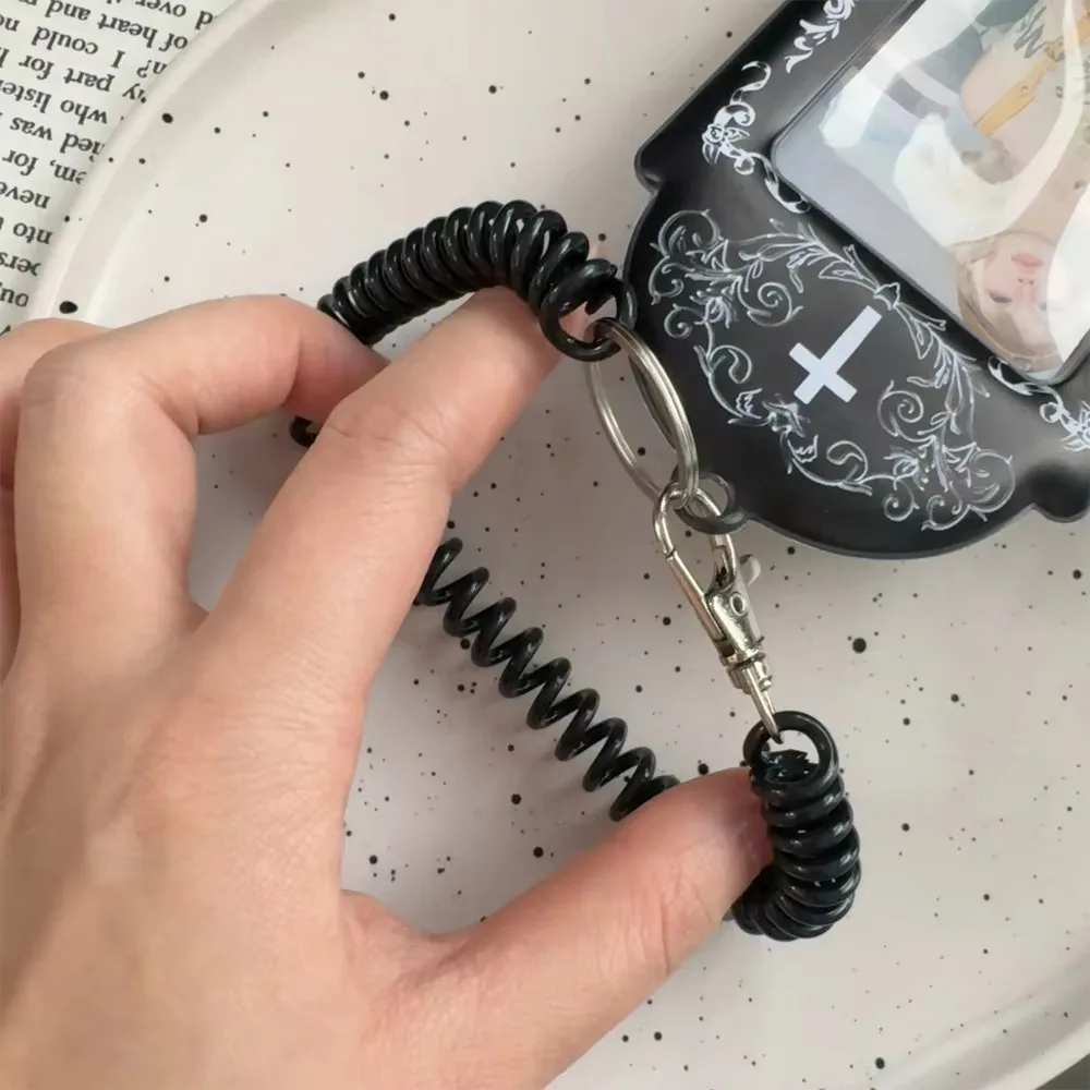 Funda para tarjetas de PVC de la serie gótica oscura con cuerda de resorte, tarjeta HD Kpop Idol, estrella protectora, almacenamiento de tarjetas pequeñas, soporte para tarjetas colgantes - imagen 3