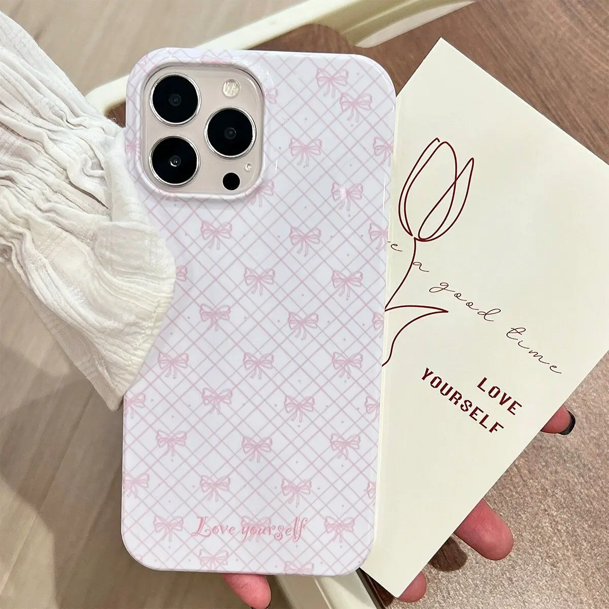 Funda de teléfono con entramado y pajarita rosa francés para iPhone 16 15 14 13 12 11 Pro Max XS XR XSMax 6 7 8 Plus, cubierta dura HD brillante para PC - imagen 3