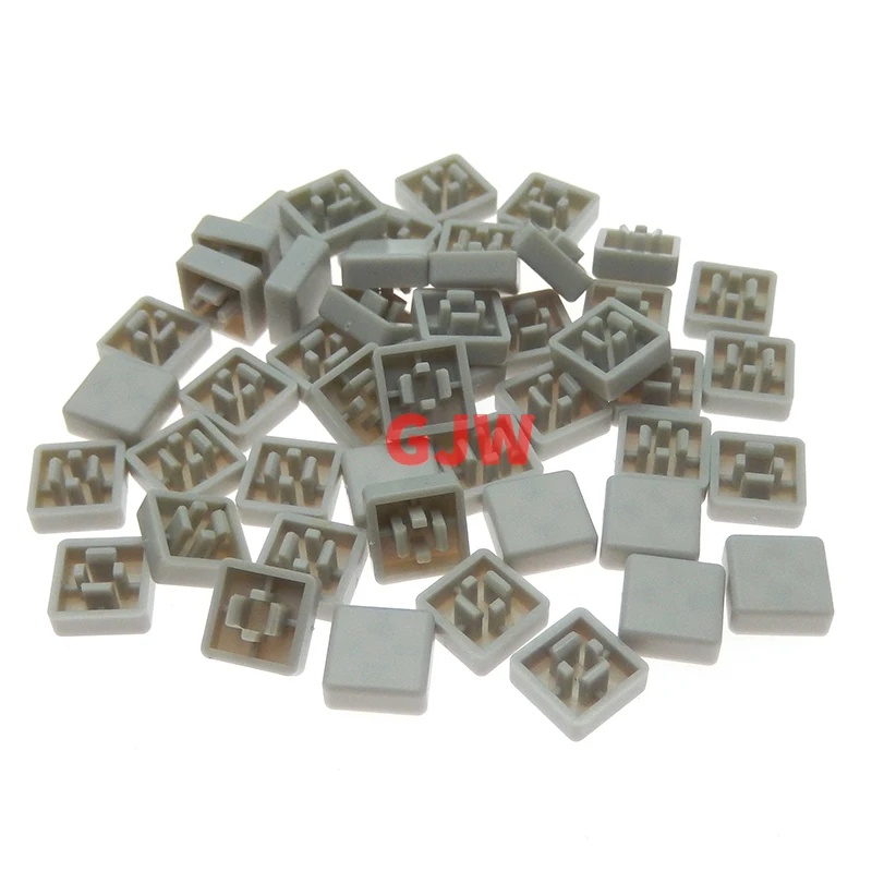 Un montón de cuadrados de plástico gris con un logotipo rojo en el medio