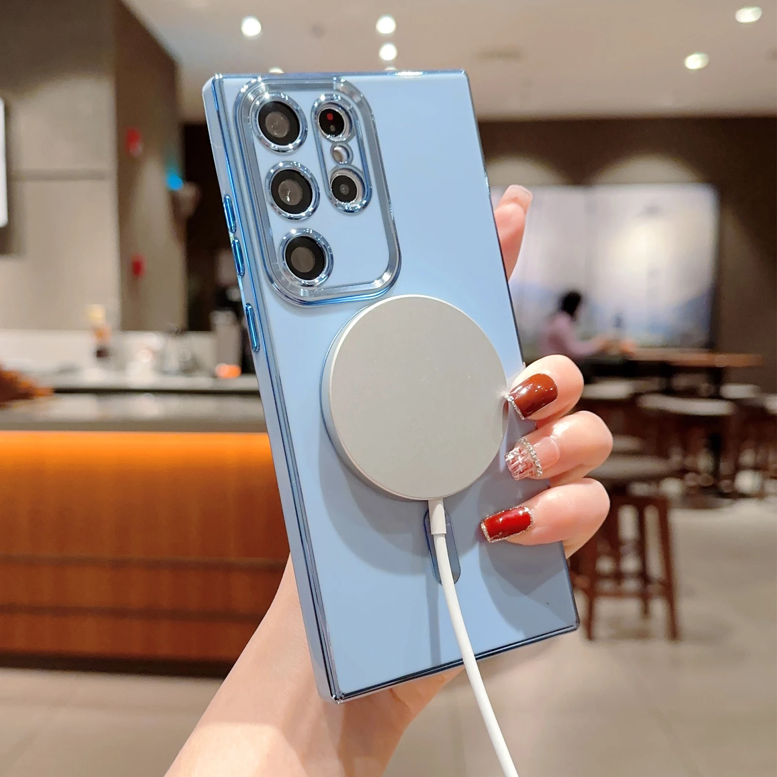 Una persona que sostiene un teléfono celular azul con un botón blanco en el costado