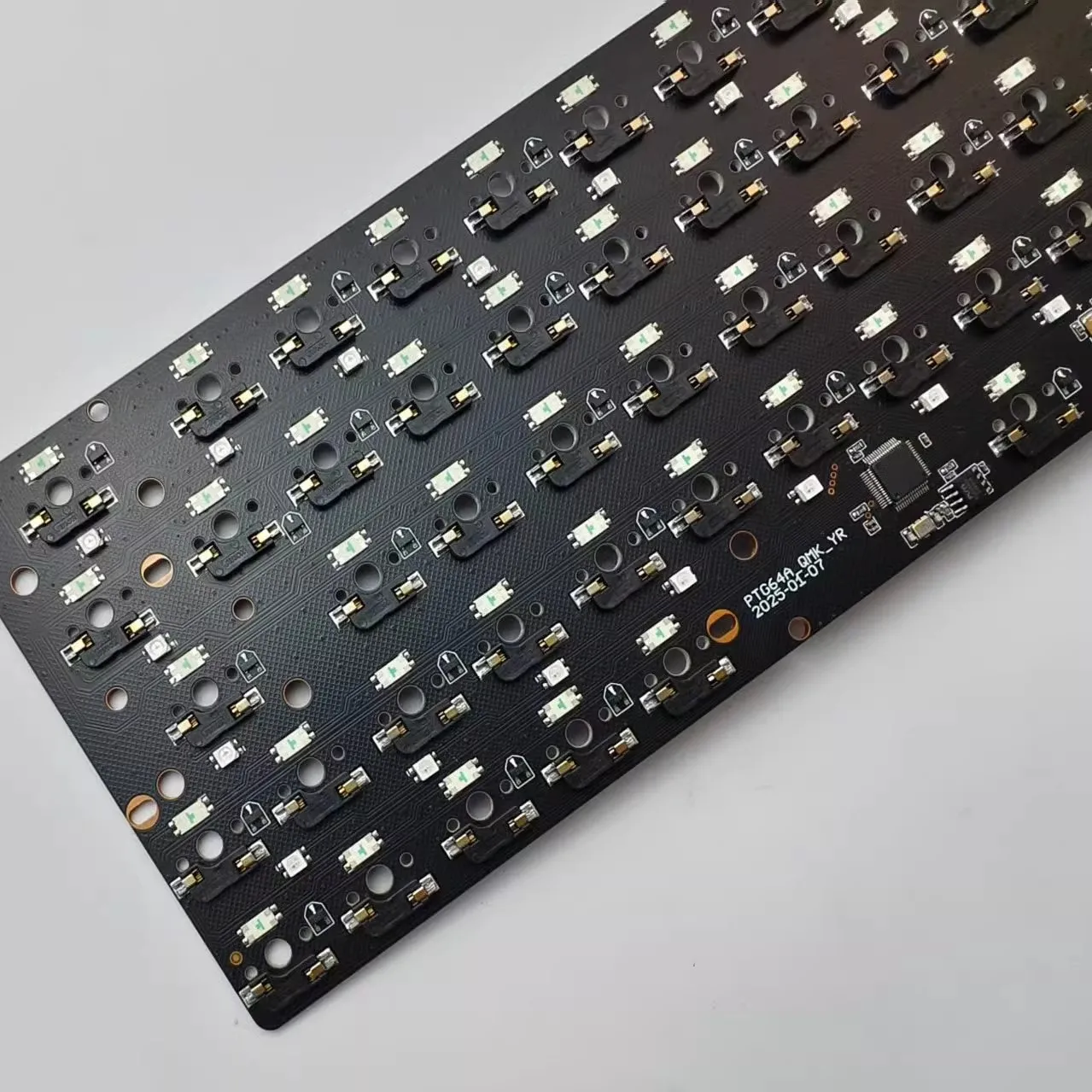 Teclado PTG64A PCB personalizado de tres modos de intercambio en caliente cambio izquierdo 64RGB accesorios de teclado de luz inferior para teclado mecánico GH60 - imagen 5