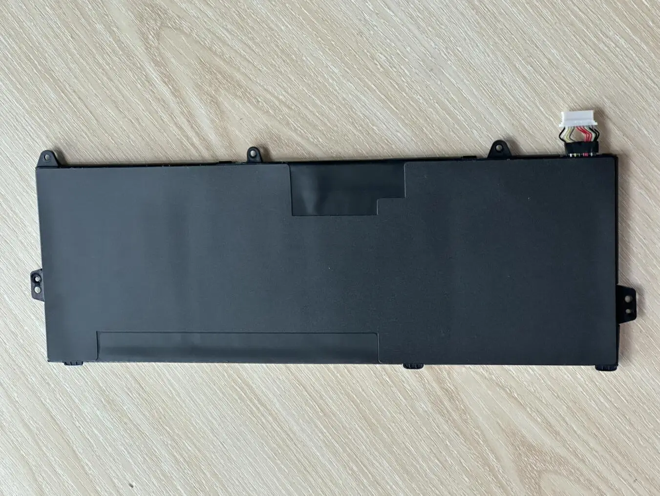 Un objeto negro con una etiqueta blanca