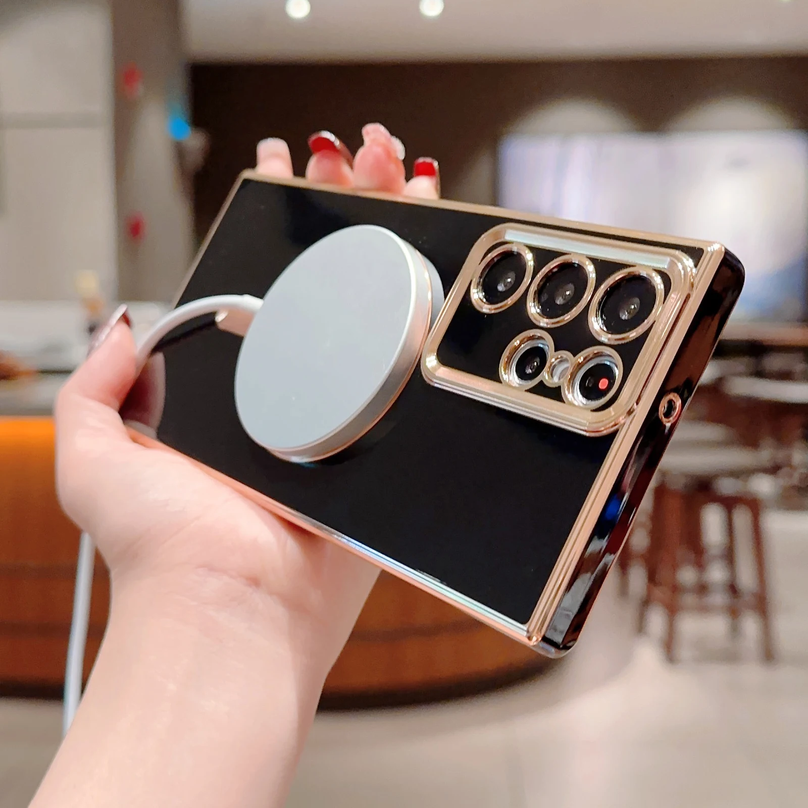 Una persona que sostiene un pequeño dispositivo electrónico