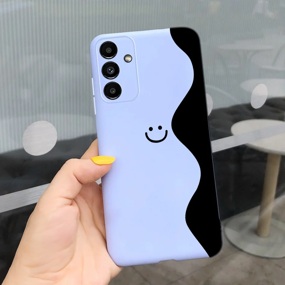 Una persona que sostiene un celular azul y negro