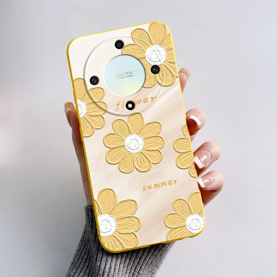 Una persona que sostiene un teléfono con diseño de flores