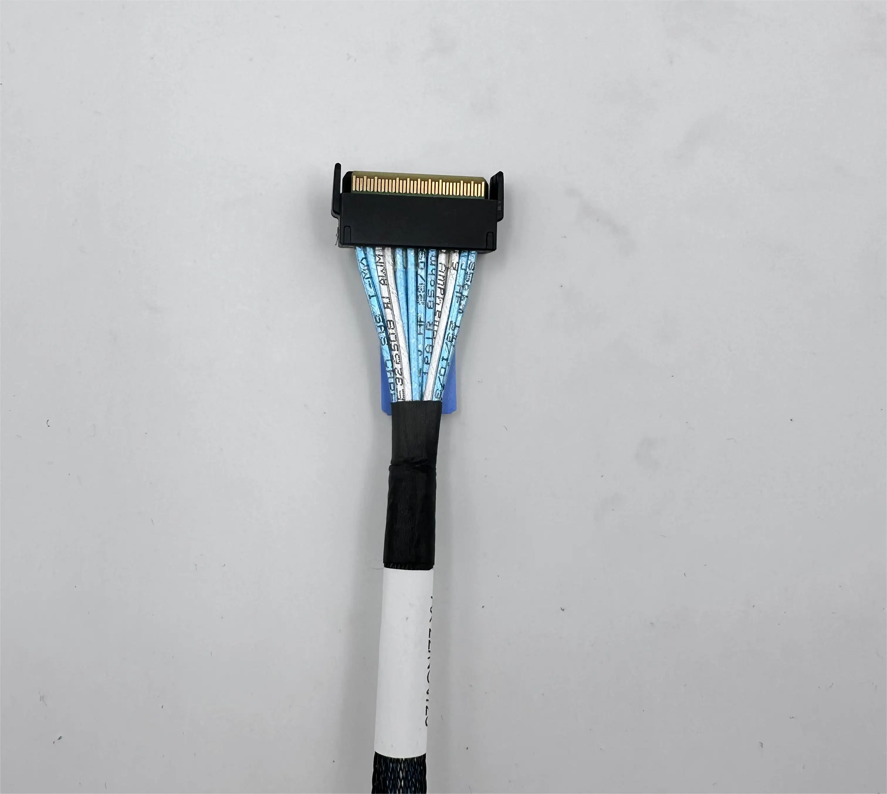 Cable PCIe 5.0 MCIO 8i a Dos MCIO 4I L=0,7m - imagen 3