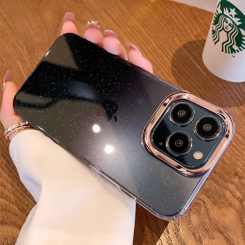 Una mujer sosteniendo un teléfono con una cámara en la parte posterior