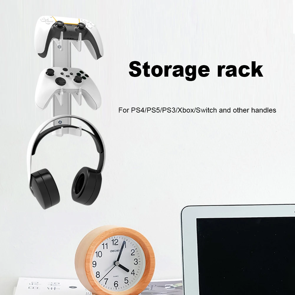 Un reloj A una computadora portátil y una rejilla de almacenamiento para controladores PS4